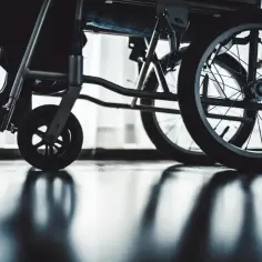 Wózek inwalidzki, symbol wsparcia MOPS. Renta socjalna zapewnia godność i mobilność.
