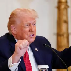 Donald Trump z zaciśniętymi pięściami, mówiący do mikrofonu, jakby planował zamach stanu.