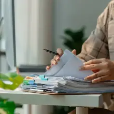 Przeglądanie dokumentów, być może 10 pytań o urlop dla poratowania zdrowia.