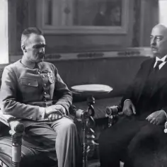 Józef Piłsudski, pierwszy prezydent Polski, w rozmowie z przedstawicielem władz.
