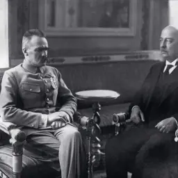 Józef Piłsudski, pierwszy prezydent Polski, w rozmowie z przedstawicielem władz.