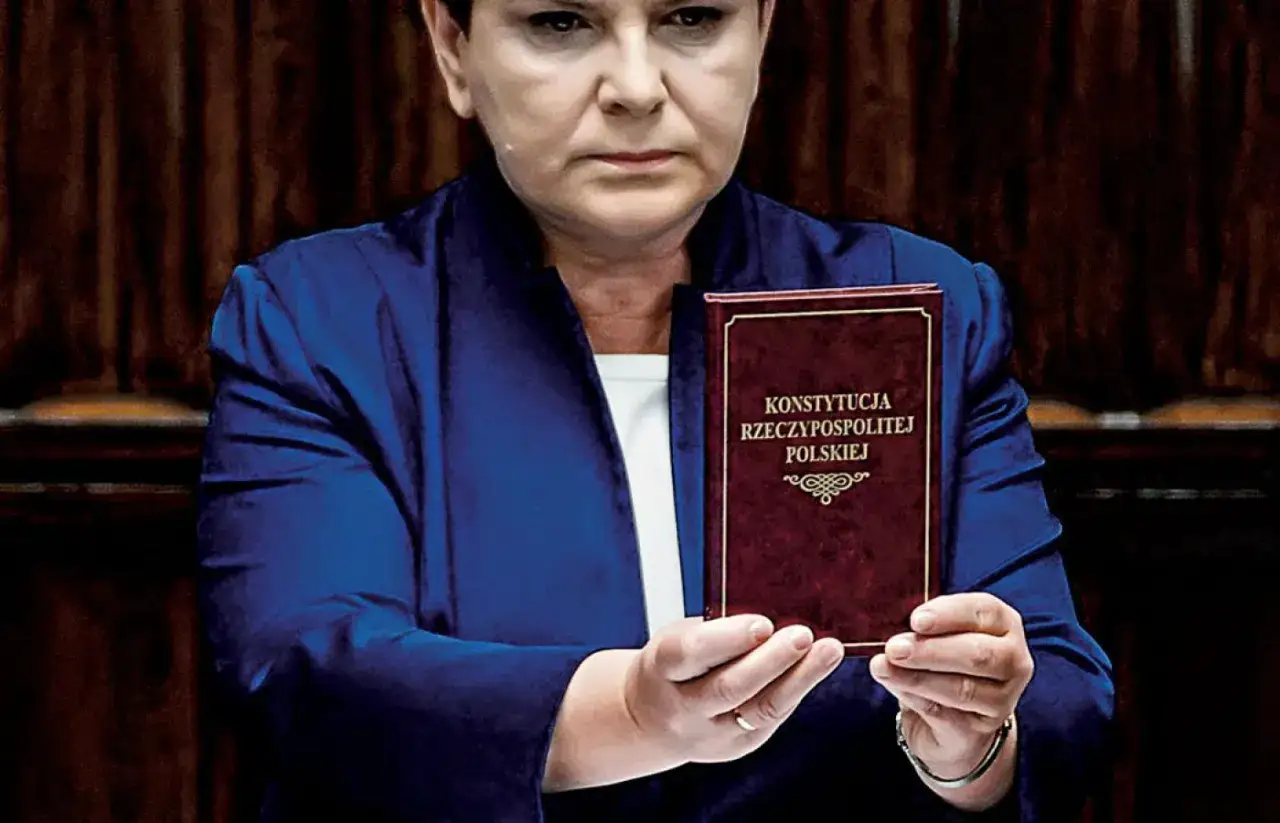 Kobieta w granatowej marynarce trzyma Konstytucję Rzeczypospolitej Polskiej. Symbol suwerennej polski.